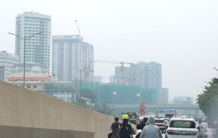 Nhiều tòa nhà cao tầng bị bao phủ bởi một lớp bụi trắng vào 12h trưa ngày 29/10.