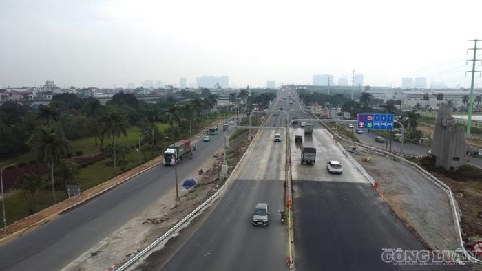 Để bảo đảm việc đi lại, các phương tiện sẽ được tổ chức lưu thông hai chiều trên bốn làn xe, đồng bộ với mặt cắt ngang cầu. Công tác tổ chức giao thông tại khu vực thi công phải đáp ứng yêu cầu an toàn, duy trì khả năng lưu thông và hạn chế tối đa ảnh hưởng đến việc đi lại của người dân. Ảnh: Quang Hùng