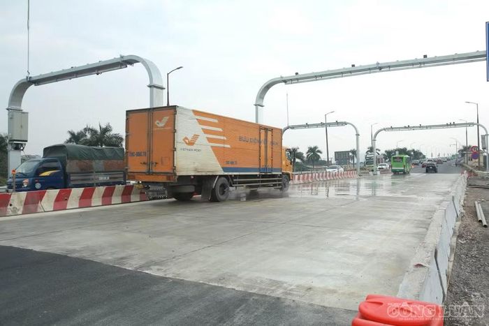 Theo Ban Duy tu các công trình hạ tầng giao thông, từ sáng 29/10, các loại ô tô tải có khối lượng toàn bộ từ 2 tấn trở lên, xe khách từ 16 chỗ trở lên, xe kinh doanh vận tải hành khách theo tuyến cố định và xe buýt được lưu thông qua cầu Thăng Long trở lại như trước thời điểm phân luồng phục vụ thi công trạm cân ngày 15/9/2026. Ảnh: Quang Hùng