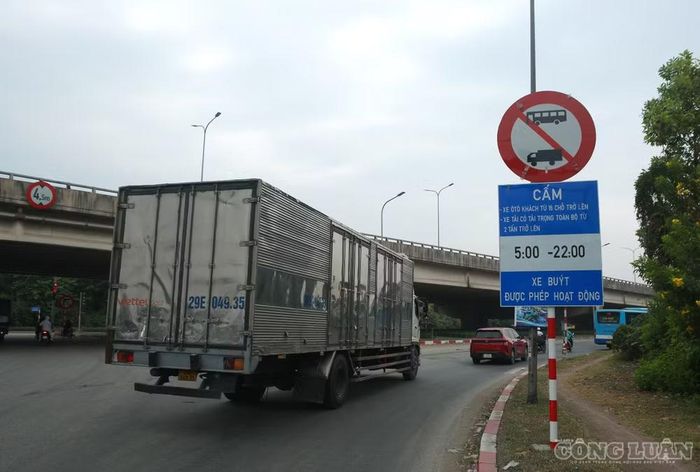 Mặc dù giao thông đã được khôi phục, biển cấm xe có trọng tải trên 2 tấn trên tuyến đường Võ Văn Kiệt, hướng về cầu Thăng Long, vẫn chưa được tháo dỡ. Ảnh: Quang Hùng