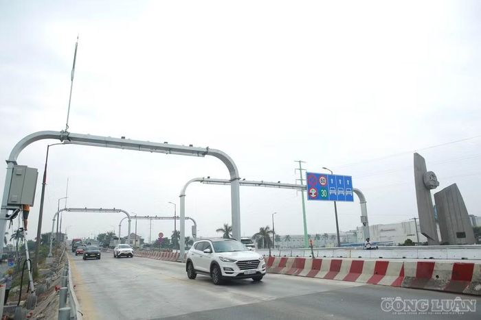 Tại khu vực lắp đặt hệ thống cân kiểm soát tải trọng xe, công nhân vẫn đang kiểm tra, hoàn thiện các hạng mục dây đấu nối và tín hiệu của trạm cân. Ảnh: Quang Hùng