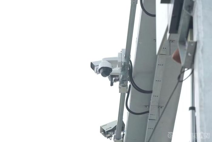 Hệ thống camera cũng đã được lắp đặt trên lối vào cầu Thăng Long. Ảnh: Quang Hùng