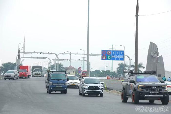 Trong quá trình thi công, đơn vị thực hiện sẽ rào chắn cục bộ một làn đường trong tổng số ba làn theo chiều từ Nội Bài về Cầu Giấy để lắp đặt thiết bị. Thời gian thi công dự kiến khoảng 2 ngày cho mỗi làn xe. Ảnh: Quang Hùng