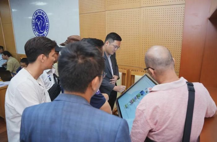 Các đại biểu trải nghiệm công nghệ định danh, rà soát tác phẩm âm nhạc trên không gian mạng. Ảnh: BTC