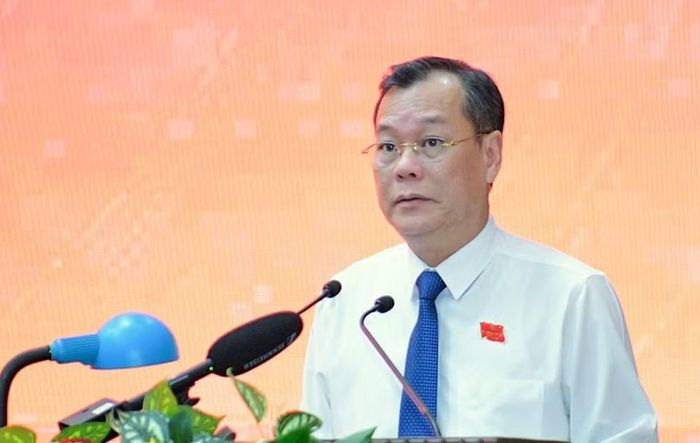 Ông Lê Quốc Chỉnh, Phó Bí thư Tỉnh ủy, Chủ tịch HĐND tỉnh phát biểu bế mạc kỳ họp. Ảnh: Báo Ninh Bình.