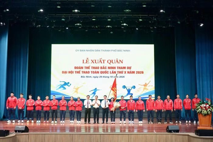 Lãnh đạo thành phố Bắc Ninh trao Cờ xuất quân cho Đoàn thể thao Bắc Ninh. Ảnh: bacninh.gov.vn