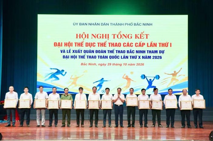 Phó Bí thư Thành ủy, Chủ tịch HĐND thành phố Nguyễn Việt Oanh (đứng giữa) tặng Bằng khen cho tập thể có thành tích xuất sắc. Ảnh: bacninh.gov.vn