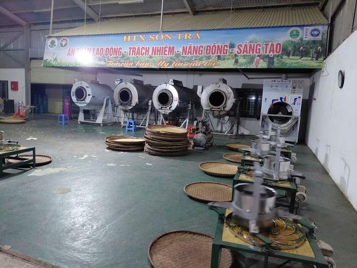 Hệ thống máy móc thiết bị tự động sản xuất chè shan tuyết Hồng Thái. Ảnh: Ngọc Phố