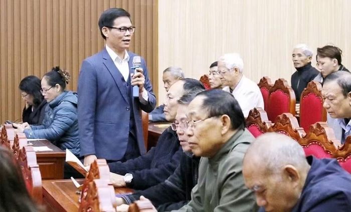 Báo cáo viên chia sẻ, hướng dẫn cách giải quyết tình huống phát sinh tại cơ sở cho người có uy tín trong cộng đồng xã Thanh Sơn tham dự hội nghị.