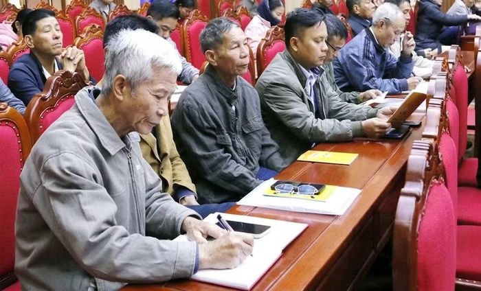 Báo cáo viên chia sẻ, hướng dẫn cách giải quyết tình huống phát sinh tại cơ sở cho người có uy tín trong cộng đồng xã Thanh Sơn tham dự hội nghị.