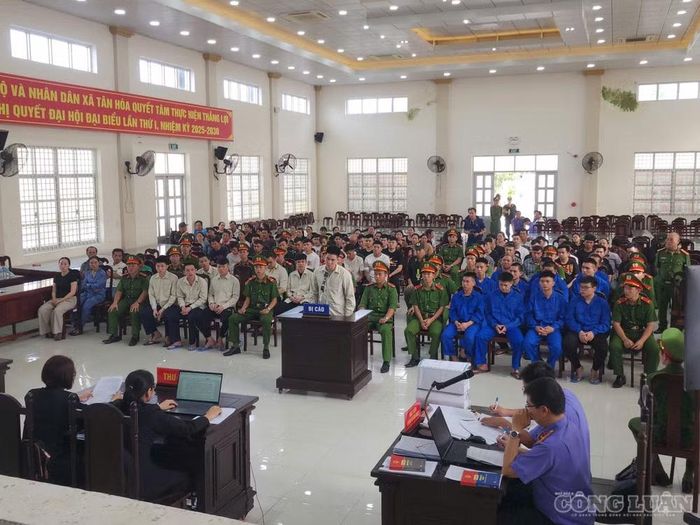 Các bị cáo lãnh án tù vì “Gây rối trật tự công cộng” .