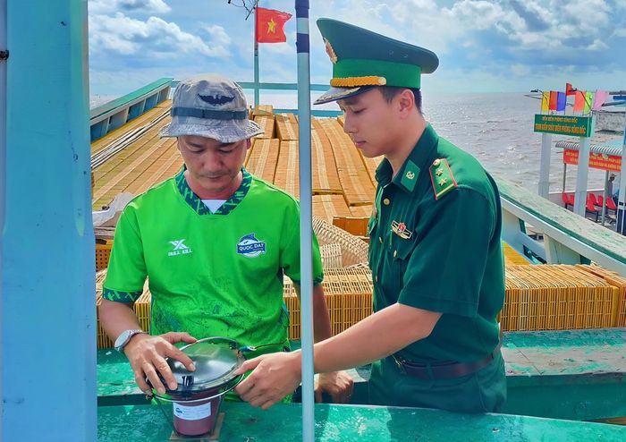 Lực lượng BĐBP tăng cường rà soát hồ sơ, giám sát hành trình và kiểm soát hoạt động tàu cá tại xã Sông Đốc (Ảnh: T.N).