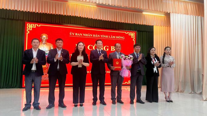 Lãnh đạo tỉnh Lâm Đồng cùng lãnh đạo phường Xuân Trường - Đà Lạt chúc mừng tân Chủ tịch phường. Ảnh: Đ.Trọng.