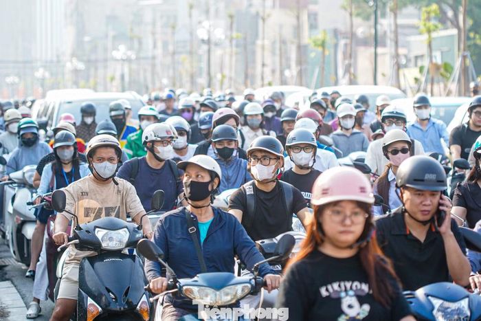 Nhiều người đi xe máy tỏ rõ vẻ mệt mỏi khi phải chật vật di chuyển trong giờ cao điểm.