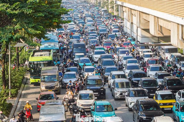 Hàng dài phương tiện nối đuôi nhau trên đường Nguyễn Trãi, chờ di chuyển qua nút giao với Vành đai 2,5. Tình trạng ùn ứ kéo dài khiến giao thông khu vực thêm căng thẳng.