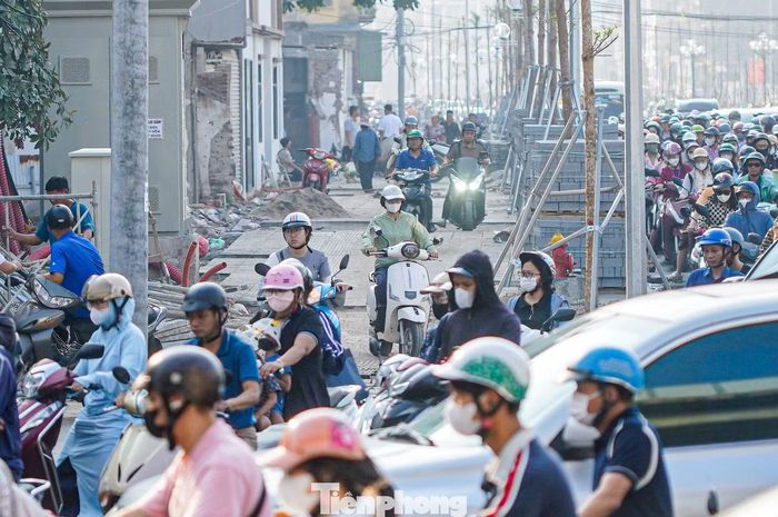 Để thoát khỏi dòng xe ùn tắc, nhiều người điều khiển xe máy leo lên vỉa hè chưa hoàn thiện, nơi vật liệu xây dựng còn ngổn ngang, tiềm ẩn nguy cơ mất an toàn giao thông.