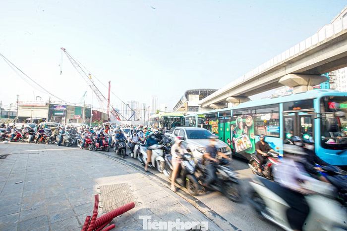 Tại khu vực nút giao dưới tuyến đường sắt trên cao, dòng xe rẽ phải cũng phải nhích từng chút giữa lượng phương tiện đông đúc.