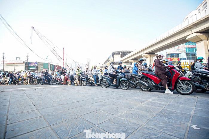 Có thời điểm, các phương tiện gần như đứng yên do mật độ giao thông quá lớn.