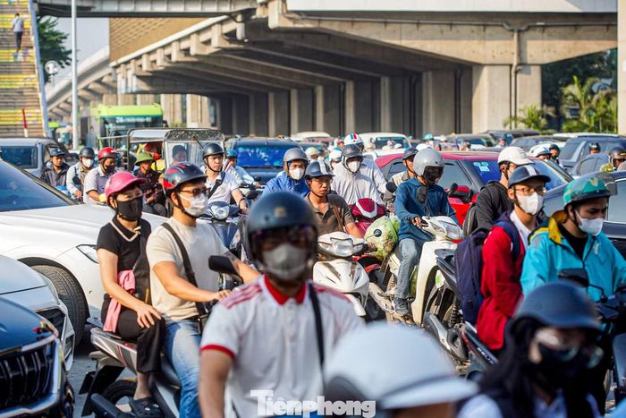 Theo phản ánh của người dân, dù đoạn Vành đai 2,5 đã thông xe kỹ thuật, nút giao vẫn chưa được lắp đặt hệ thống đèn tín hiệu giao thông. Người dân cho rằng việc thiếu đèn điều tiết khiến tình trạng ùn tắc chưa được cải thiện, đặc biệt vào giờ cao điểm.