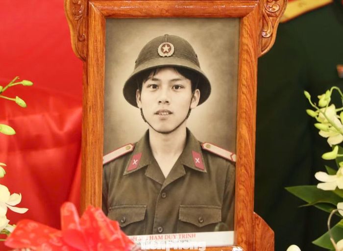 Bức ảnh phục dựng liệt sĩ Phạm Duy Trinh.