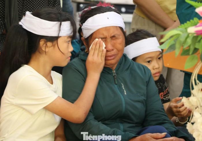 Thân nhân liệt sĩ Phạm Duy Trinh khóc nghẹn đón hài cốt liệt sĩ trở về.