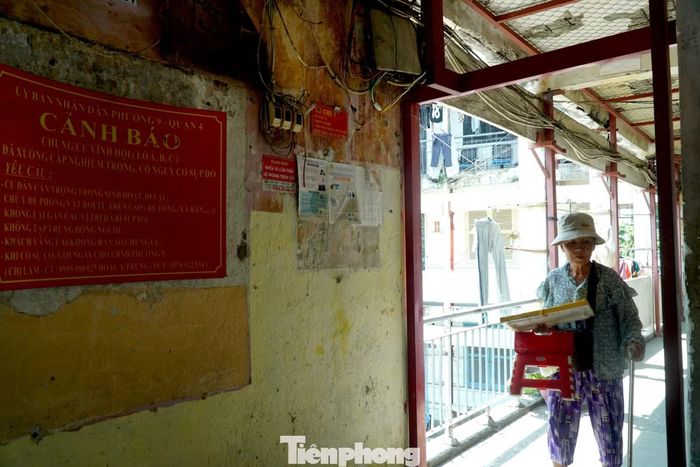 Nhiều bảng cảnh báo nguy hiểm được lắp tại các hành lang trong chung cư Vĩnh Hội.