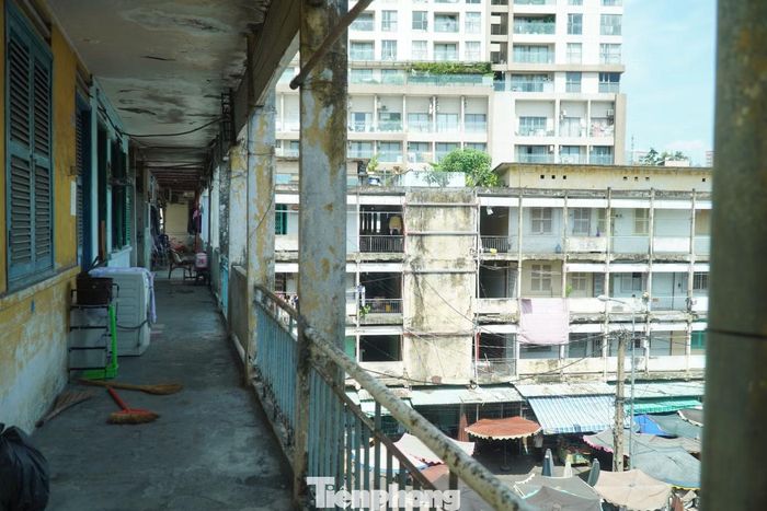 Bê tông ngoài hành lang các căn hộ bị bong tróc, để lộ cốt thép hoen gỉ.