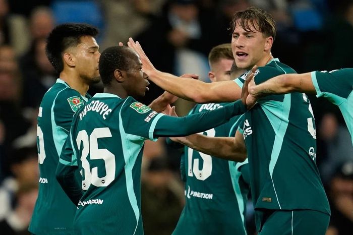 Các cầu thủ Brighton ăn mừng bàn mở tỷ số trước Man City.