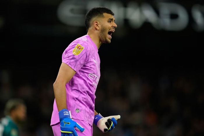 Thủ môn Rulli đã cản được 2 lượt sút luân lưu của Brighton.