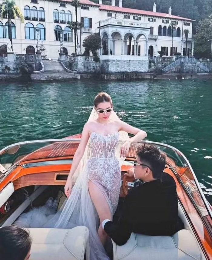 Quân A.P và bạn gái bên nhau 14 năm. Hồi tháng 7, anh đăng nhầm ảnh cưới tại Italia, làm dấy lên tin đồn cả hai đã bí mật kết hôn.