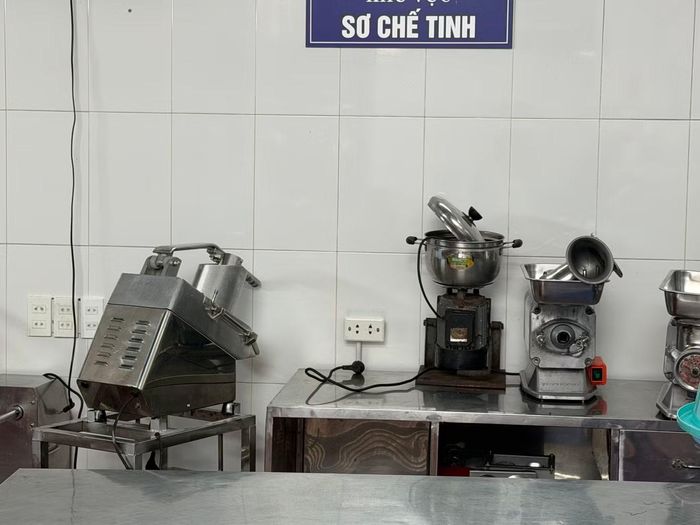 Bên trong khu sơ chế của bếp ăn bán trú (ảnh: Hà Linh)