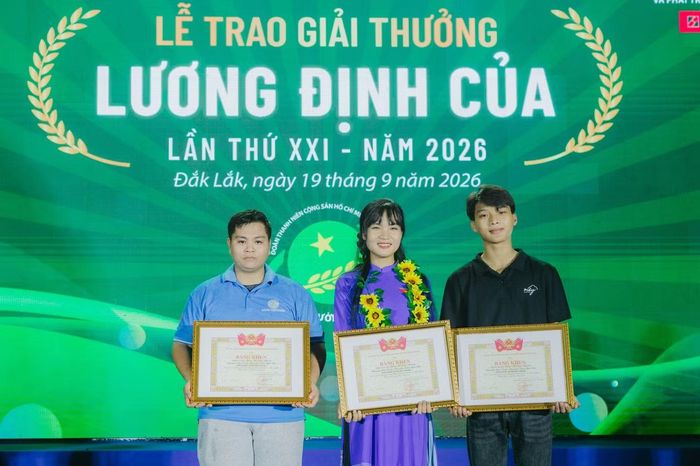 Nhóm bạn nhận Bằng khen tại lễ trao giải.
