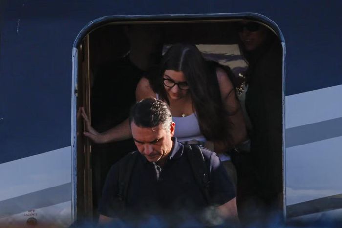 Ông Flavio Bolsonaro cùng gia đình đặt chân đến Miami hôm 28/10. (Ảnh: Reuters)