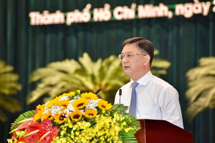 Ông Nguyễn Mạnh Cường - Phó Chủ tịch UBND TPHCM, đọc tờ trình tại kỳ họp.