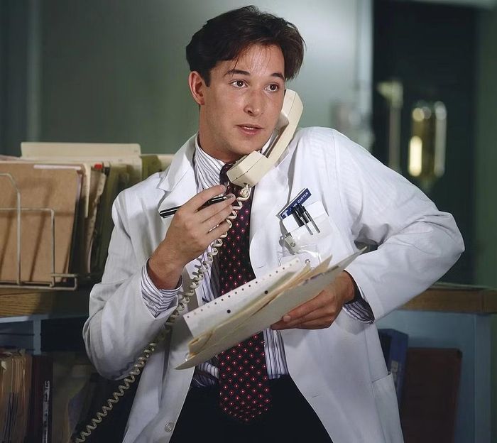  Trước The Pitt, Wyle được đông đảo khán giả biết đến với vai bác sĩ John Carter trong ER, loạt phim y khoa ra mắt năm 1994. Sự trở lại với vai diễn bác sĩ nổi bật sau nhiều thập kỷ tạo nên sức hấp dẫn riêng, đặc biệt với những khán giả đã theo dõi anh từ thời trẻ. 