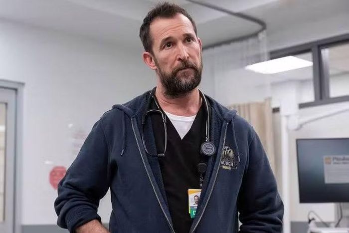  Trong The Pitt, Wyle vào vai bác sĩ Michael “Robby” Robinavitch tại một trung tâm cấp cứu ở Pittsburgh. Nhân vật có chuyên môn, giàu kinh nghiệm nhưng cũng mang những tổn thương và áp lực nghề nghiệp. Vai diễn giúp nam diễn viên tạo sức hút với khán giả không chỉ bằng diện mạo mà còn qua diễn xuất. 