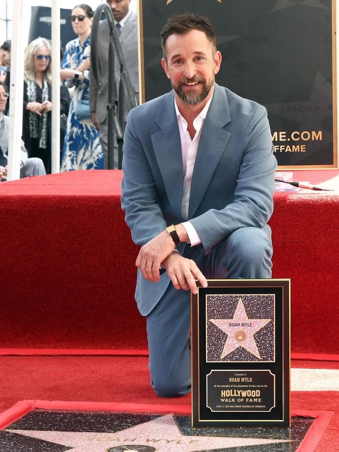  Tháng 4, Wyle được trao ngôi sao trên Đại lộ Danh vọng Hollywood. Từ thành công của The Pitt đến sự ghi nhận dành cho những đóng góp lâu dài, anh đang trải qua giai đoạn nổi bật hiếm có sau nhiều năm hoạt động trong ngành giải trí. Ảnh: Just Jared. 