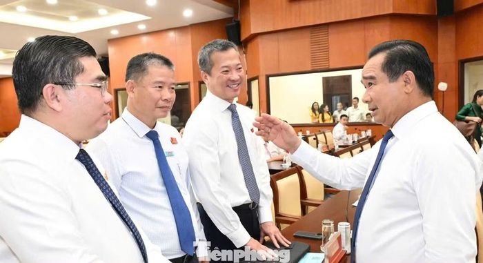 Ông Nguyễn Văn Được - Chủ tịch UBND TPHCM trao đổi cùng các đại biểu trước kỳ họp.