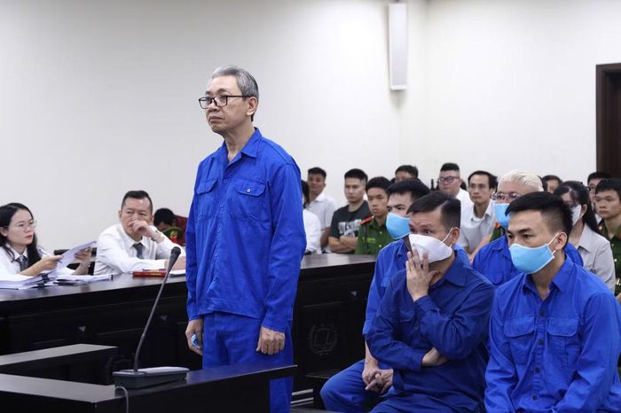 Trong đó, bị cáo Lê Đức Giang (cựu Phó chủ tịch UBND tỉnh Thanh Hóa) bị xét xử về tội “Vi phạm quy định về quản lý, sử dụng tài sản Nhà nước gây thất thoát, lãng phí”.