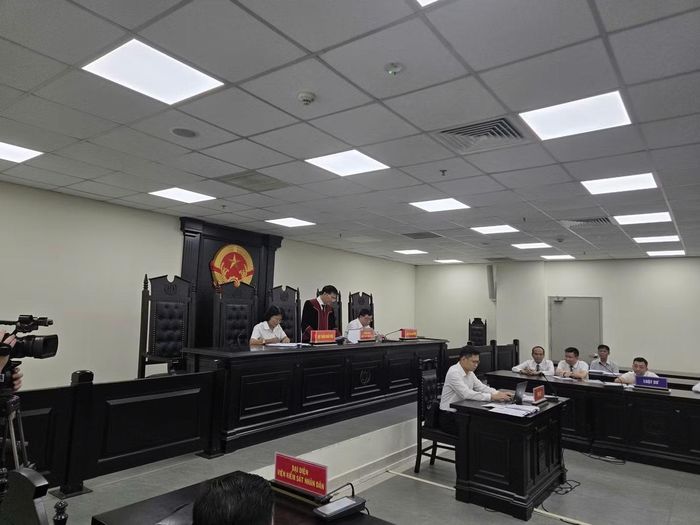 Các cựu cán bộ cấp dưới của ông Lê Đức Giang mỗi người nhận từ vài chục triệu đồng "tạo điều kiện" cho doanh nghiệp chuyển nhượng mỏ cát, khai thác vượt giấy cấp phép, gây thiệt hại ngân sách Nhà nước hàng chục tỷ đồng.