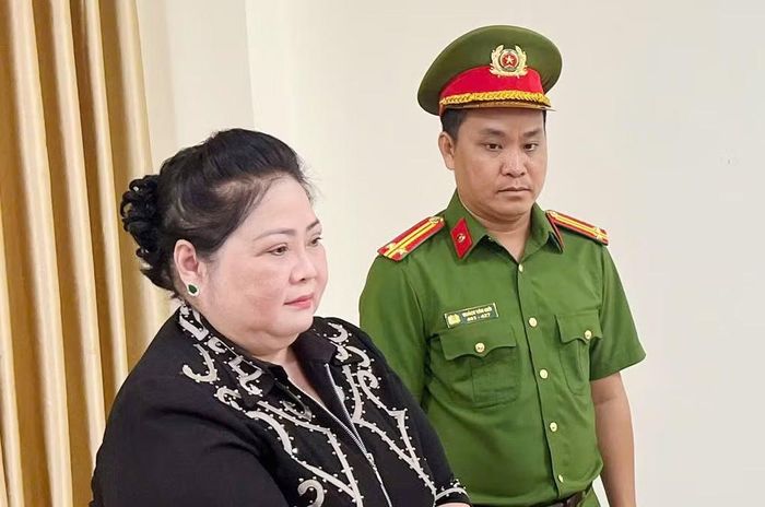 Công an thi hành lệnh bắt tạm giam bị can Hồ Thị Kiểng.