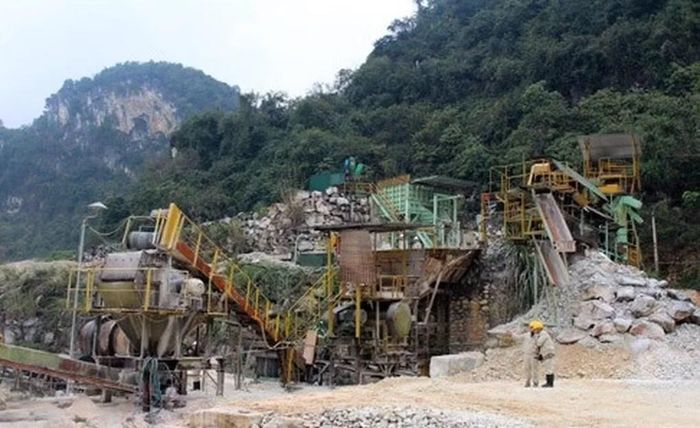 Hoạt động khai thác khoáng sản của Công ty Khai thác đá vôi Yabashi Việt Nam (Ảnh: Báo Nghệ An).