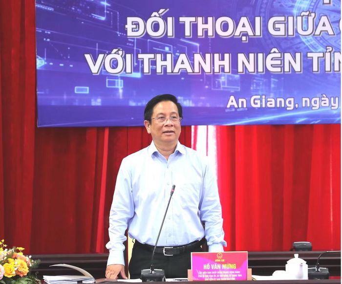 Ông Hồ Văn Mừng - Chủ tịch UBND tỉnh An Giang đối thoại với thanh niên.