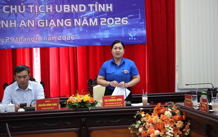 Chị Thị Phương Hồng - Phó Bí thư Thường trực Tỉnh Đoàn An Giang trao đổi với thanh niên.