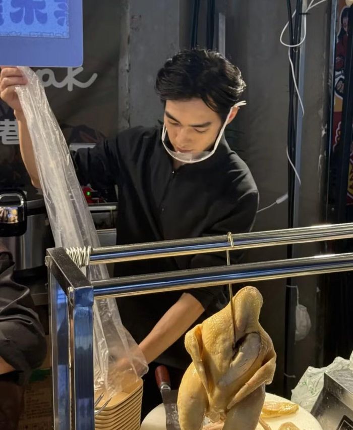 Vương Trị không tìm việc đúng chuyên ngành hạt nhân, mà chuyển hướng sang ẩm thực.