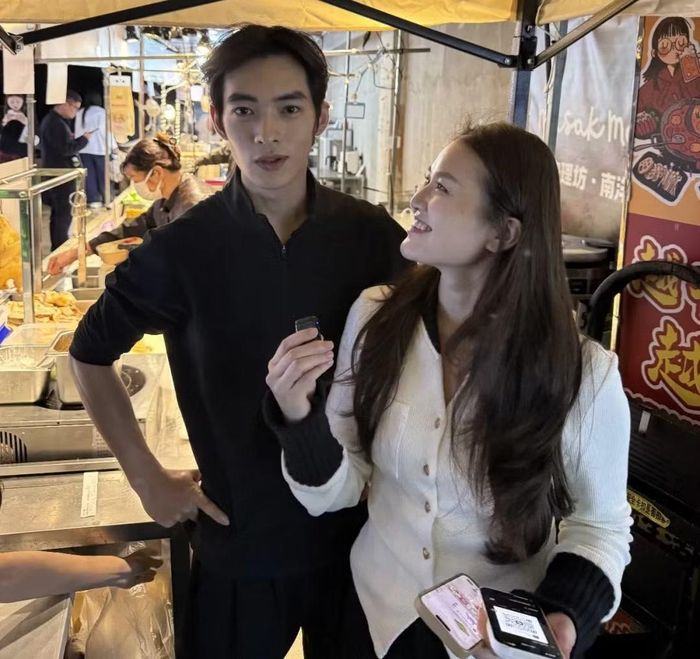 Bạn gái luôn đồng hành cùng Vương Trị trong quá trình khởi nghiệp. Chính cô là người chăm chút ngoại hình cho bạn trai.