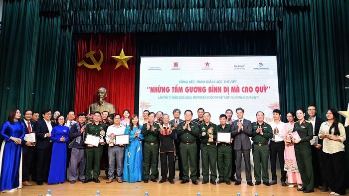 Cuộc thi do Báo Quân đội nhân dân phối hợp với Vụ Báo chí - Xuất bản (Ban Tuyên giáo Trung ương), Nhà xuất bản Quân đội nhân dân, Ngân hàng TMCP Bắc Á và Binh đoàn 20 (Tổng công ty Tân Cảng Sài Gòn) tổ chức.