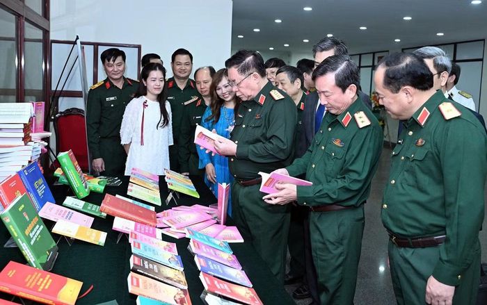Đại tướng Nguyễn Trọng Nghĩa và các đại biểu tham quan trưng bày sách tại chương trình.
