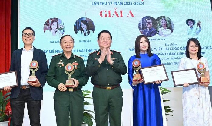 Đại tướng Nguyễn Trọng Nghĩa - Chủ nhiệm Tổng cục Chính trị QĐND Việt Nam trao hai giải A tặng các tác giả, nhóm tác giả và nhân vật.
