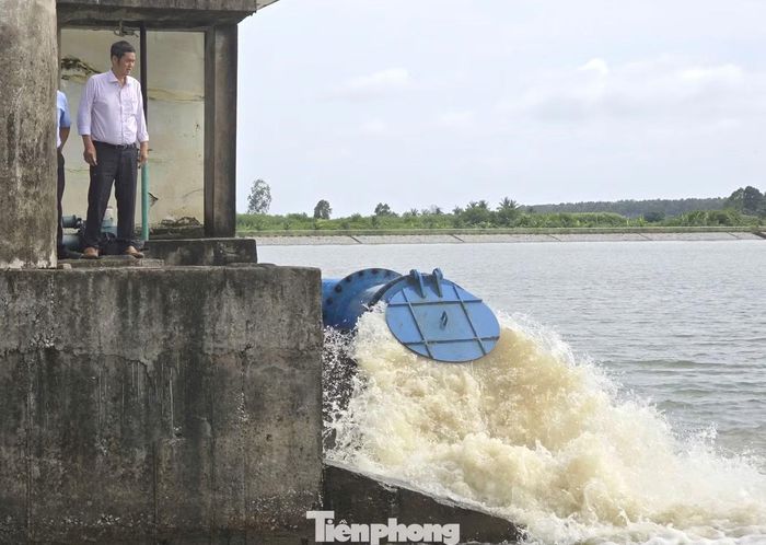 Theo đại diện Trung tâm Khuyến nông và Dịch vụ nông nghiệp TP. Cần Thơ, Đề án quản lý, khai thác, vận hành công trình hồ nước ngọt Hậu Giang hiện đã được trình UBND thành phố phê duyệt. Trong đó, ưu tiên đầu tư các hạng mục cấp bách như trạm bơm, tuyến ống cấp nước thô kết nối nhà máy nước, công trình bổ sung nguồn nước cho hồ và hệ thống giao thông kết nối nhằm sớm đưa nguồn nước vào phục vụ người dân.